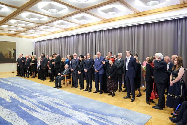 Zagreb: Zoran Milanović uručio odlikovanja i priznanja zaslužnim pojedincima i organizacijama iz područja kulture, znanosti, sporta i gospodarstva