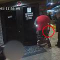 VIDEO Naoružan je pokušao ući u noćni klub. Nije imao pojma da je ispred ulaza MMA borac...