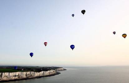 Uspjeli su: 50 balona na vrući zrak preletjelo je La Manche 