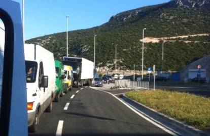 Hercegovci blokirali cestu jer im ukidaju granični prijelaz