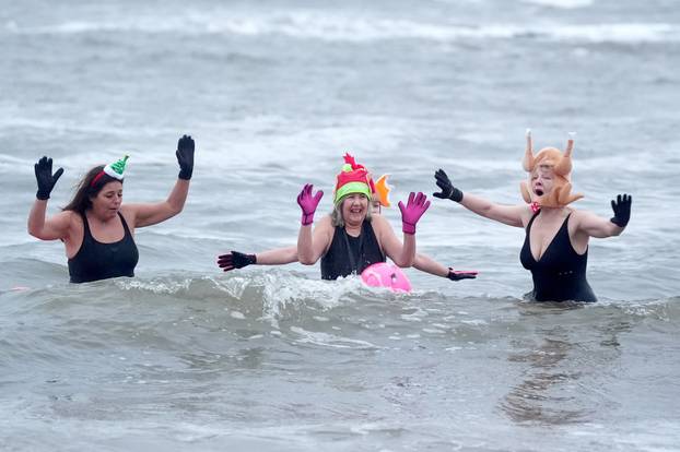 Tradicionalno kupanje na Badnjak u zaljevu Cullercoats u Sjevernom Tynesideu