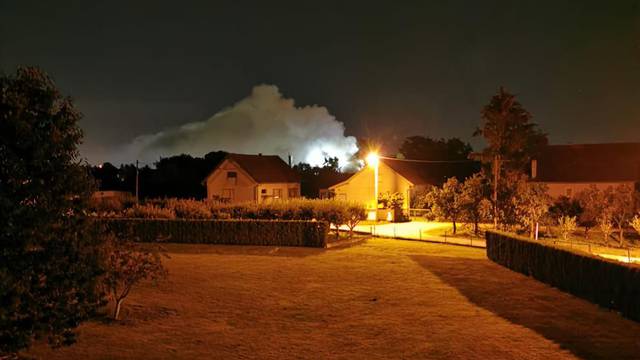 Izgorjela učionica, hodnik i dio krova škole u Strmcu: 26 vatrogasaca borilo se s vatrom