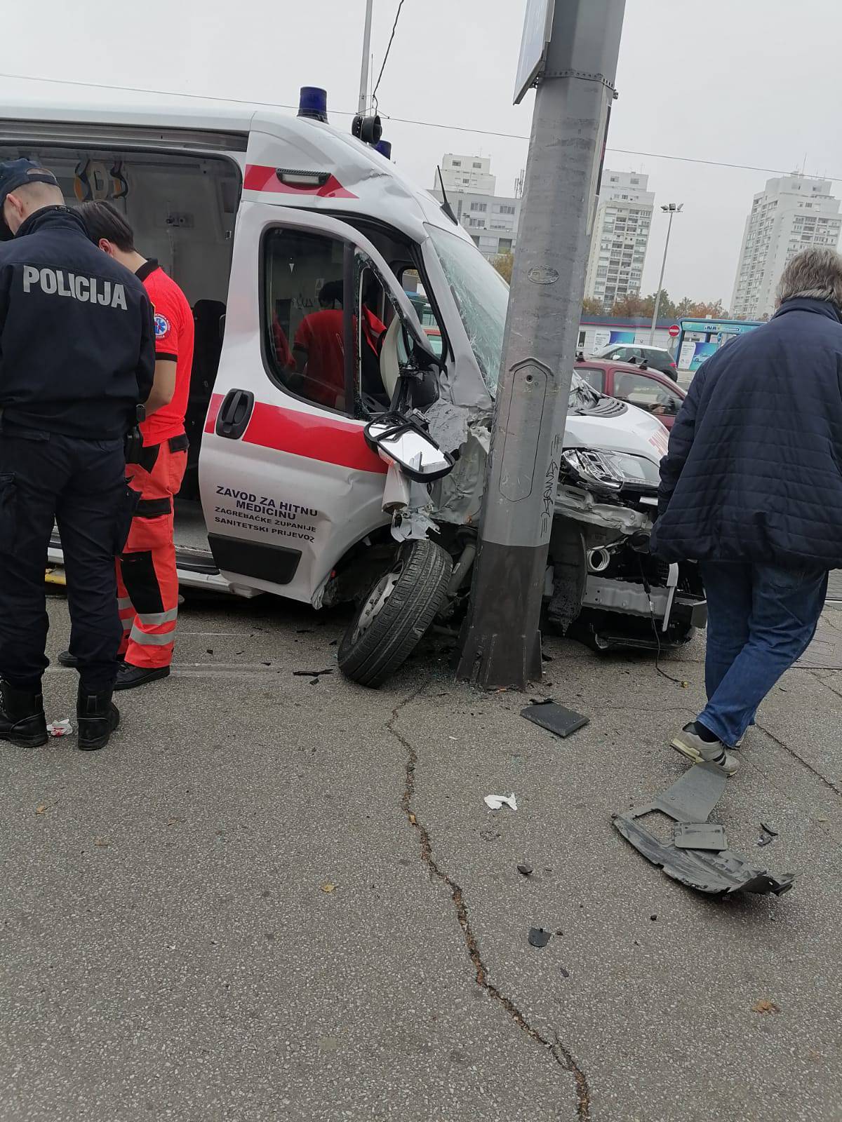 Krš i lom u Dubravi: 'Hitna se zabila u stup, a u nju četiri auta'