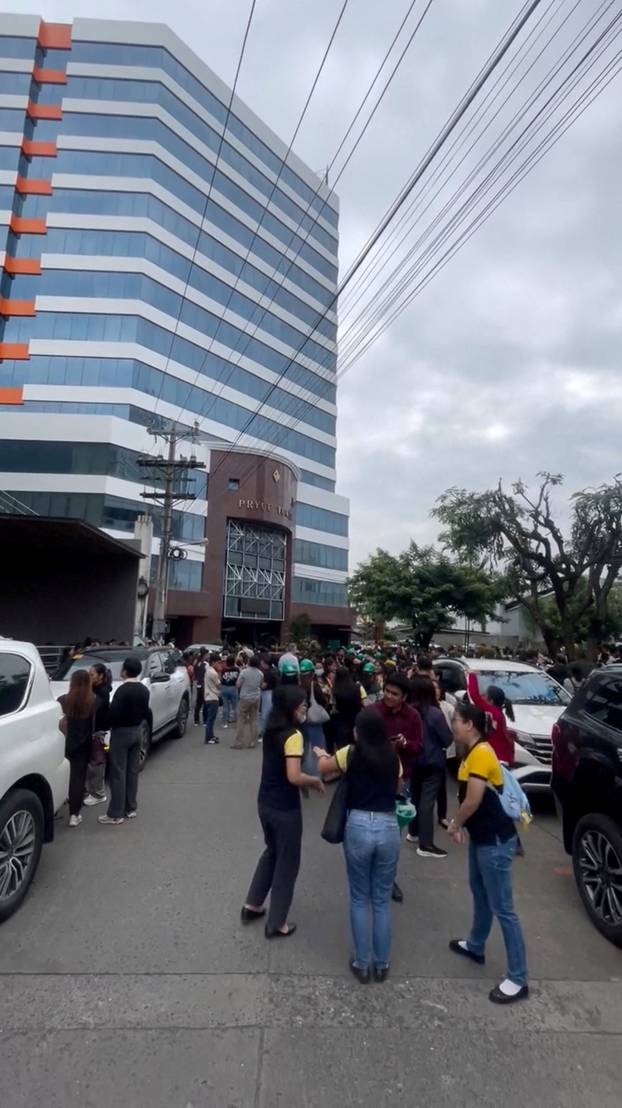 Earthquake of magnitude 7.5 strikes offshore in the southern Philippines
