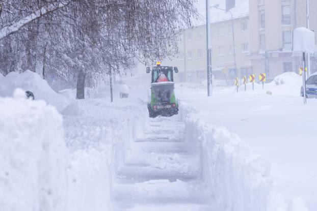 Korenica: Jako snježno nevrijeme stvorilo velike probleme u prometu