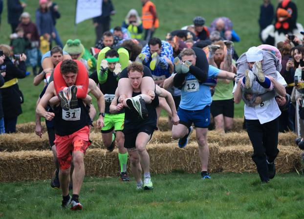 Utrka nošenja supruga u Dorkingu