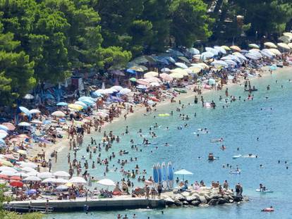 Krcata plaža u Baškoj Vodi, ogromna kolona do Makarske