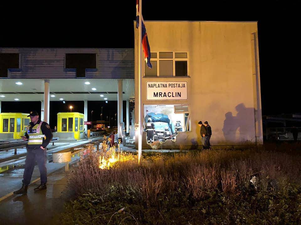 Stravične fotografije: Vozač se zabio u naplatnu postaju kod  Velike Gorice, poginuo djelatnik