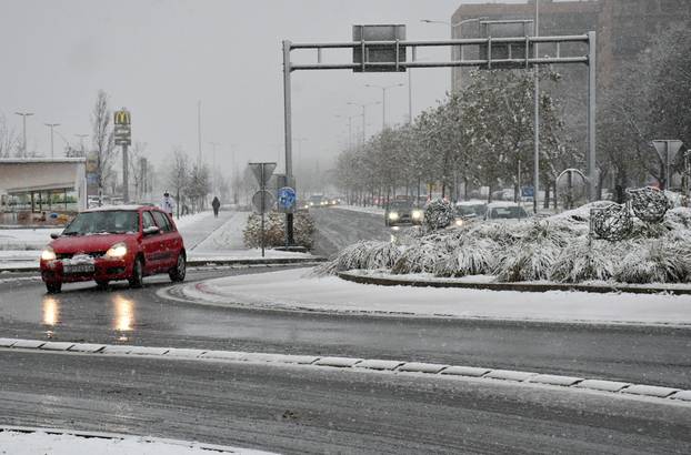 Slavonski Brod: Gusti snijeg stvara probleme i zastoje u prometu