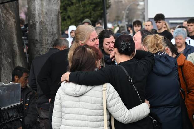 Bolni prizori iz Gradskog parka u Kočanima, građani prosvjedom odaju počast poginulima