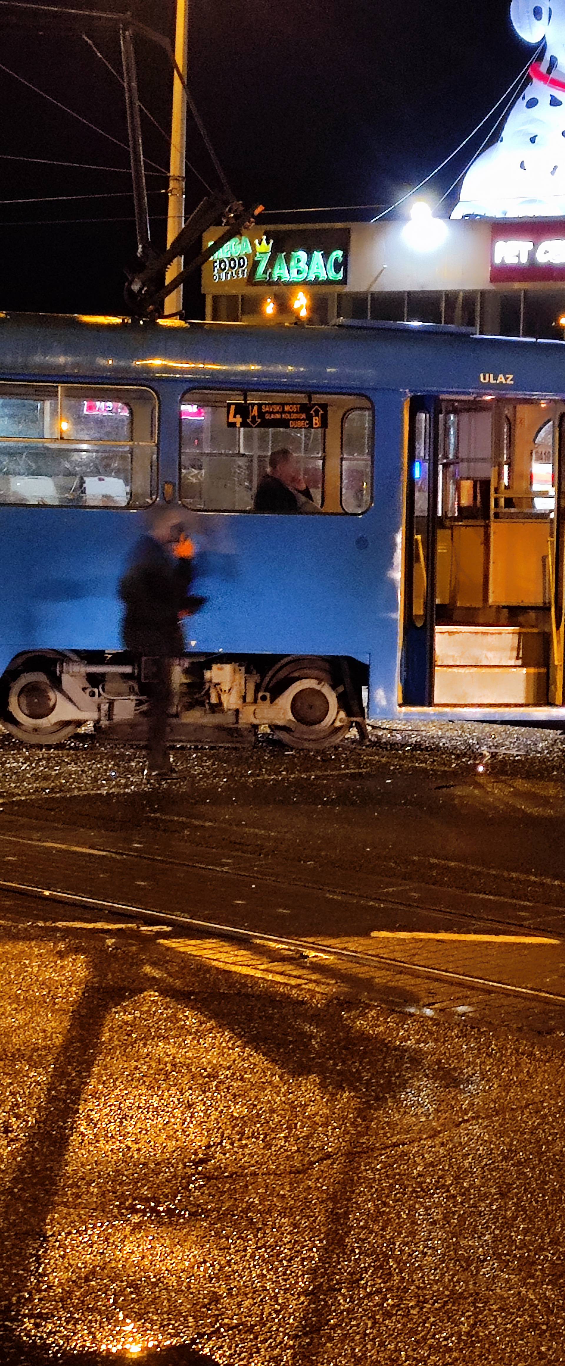 FOTO Jutarnji kaos u Zagrebu: U sudaru autobusa i tramvaja u Dupcu ozlijeđena su dva vozača