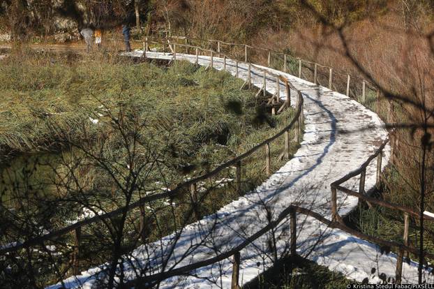 Jesenska idila na Plitvicama gdje je pao i snijeg