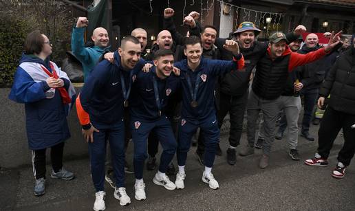 FOTO Sjajna fe&scaron;ta u Rude&scaron;u, peku se i &cacute;evapi! Pogledajte fotke s do&ccaron;eka futsala&scaron;a...