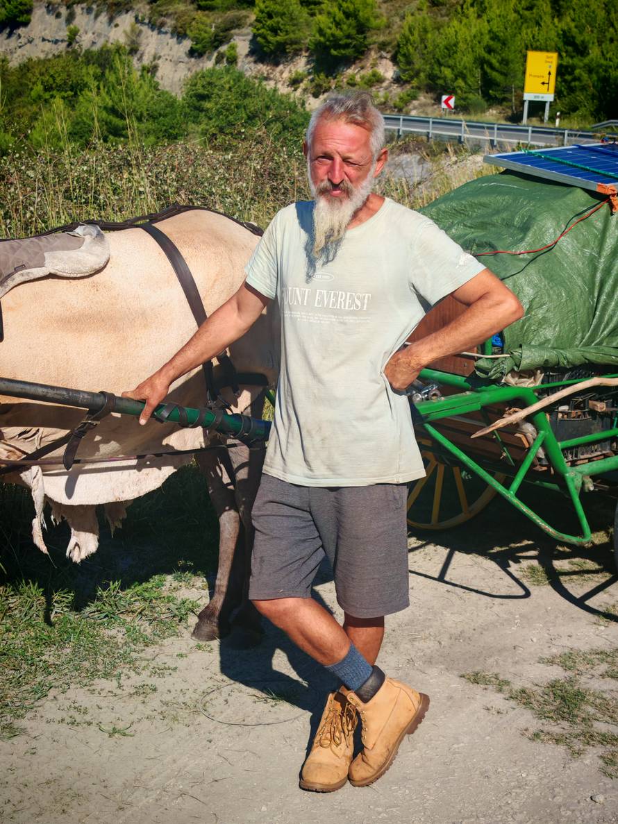 Francuz putuje od Marseillea do Indije - na magarcu!