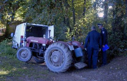 Starac popravljao traktor na nizbrdici i poginuo