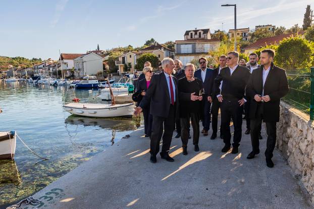 Drvenik Veli: Predsjednik Zoran Milanović položio je vjenac na spomen obilježju “Majka Domovina”