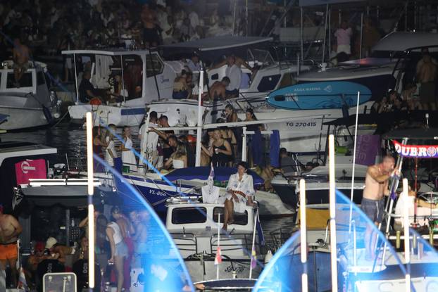 Vela Luka: Ljudi se okupljaju i pripremaju za koncert "Trag u beskraju"