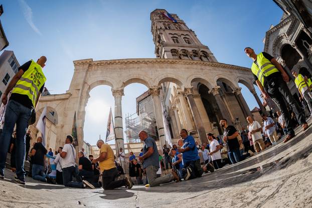 Split: Održana je molitva krunice na splitskom Peristilu