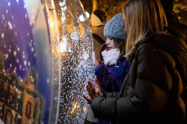 Paljenjem lampica na Zrinjevcu započeo Advent u Zagrebu
