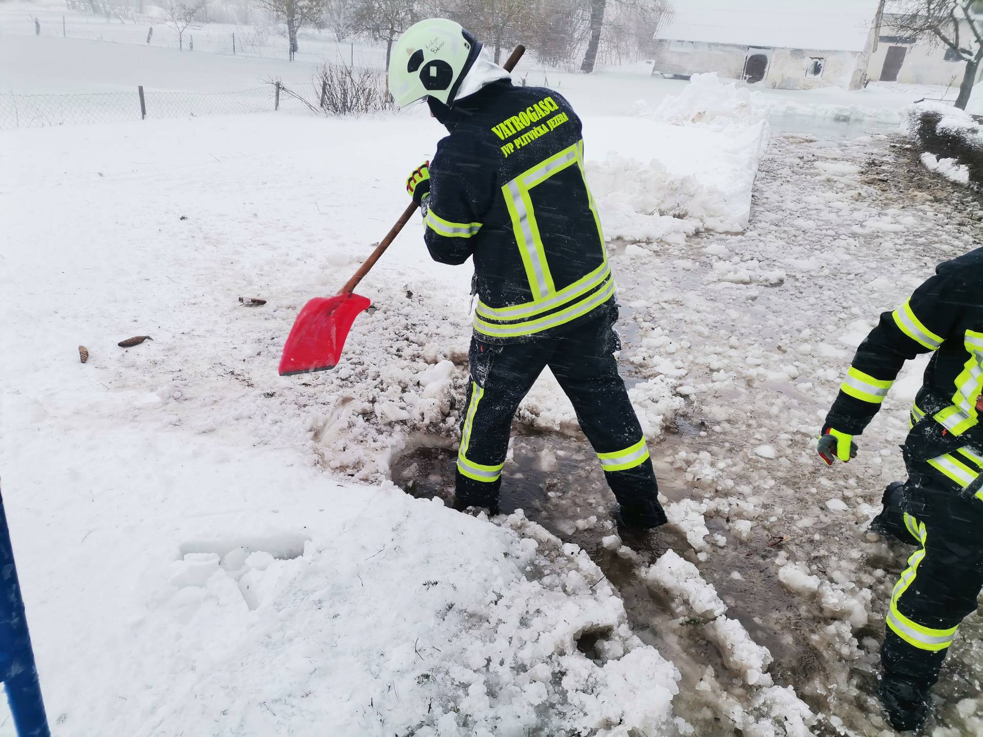 VIDEO Drama u Lici: Vatrogasci spasili 48 ljudi iz snježne oluje!