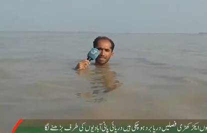 Pakistanski 'Edi Škovrlj': Voda mu do grla dok javlja o poplavi