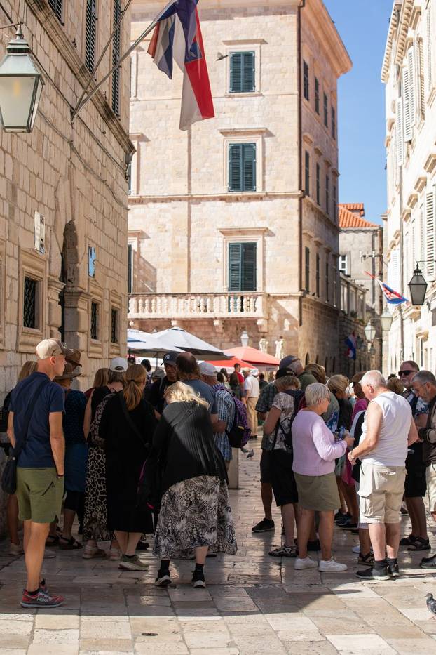 Dubrovnik: Lijepo i toplo vrijeme još uvijek grije turiste na jugu Hrvatske