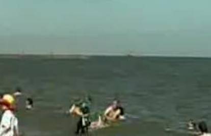 Vojni zrakoplov pao u more nedaleko od plaže