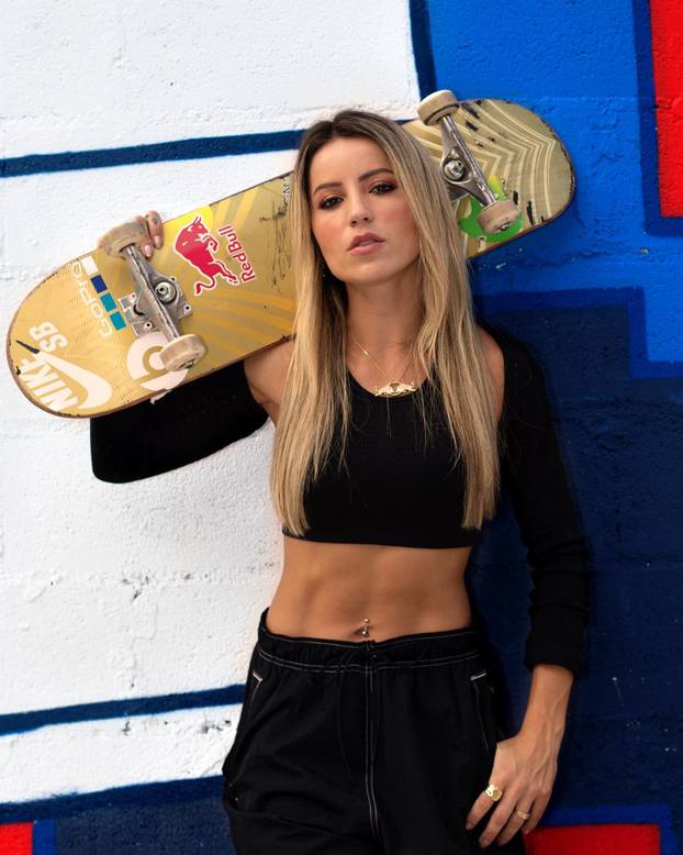 Fatalna Brazilka besplatno časti fanove intimnim fotografijama