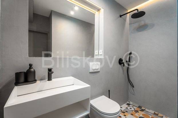 FOTO Stančić od 19 m2 na Braču prodaju za 'paprenu' cifru. Ima i prostor za jogu. Zavirite u njega