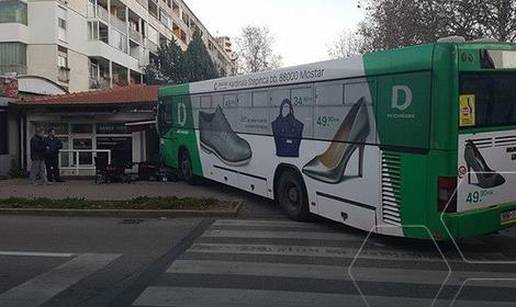 Autobusom se zaletio u kafić: 'Samo sam čuo kako je puklo'