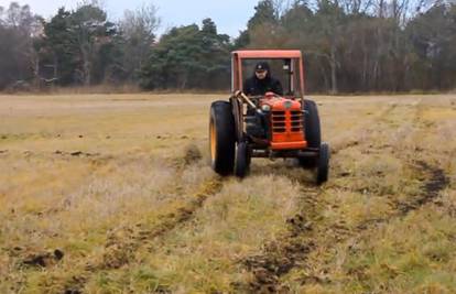 Traktor zvan Teror: Pali gume, čupa zemlju i juri po njivama