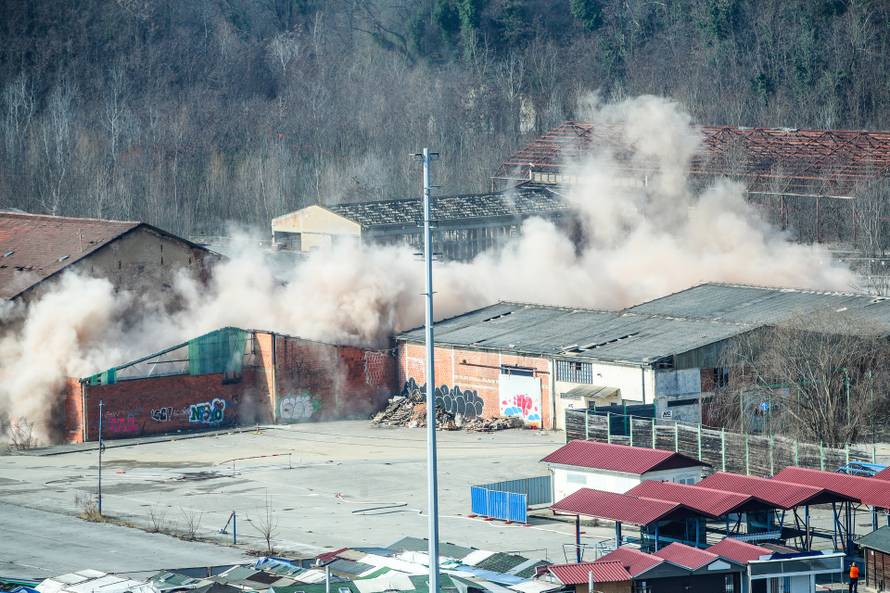 VIDEO Pogledajte trenutak u kojem su srušili dimnjake u Zagrebu: 'Kako su ravno pali'