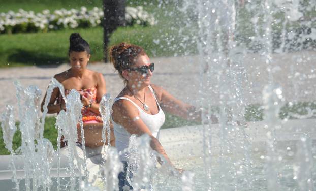 Zagreb: Gra?ani i turisti osvježenje od velikih vru?ina pronašli na Zrinjevcu