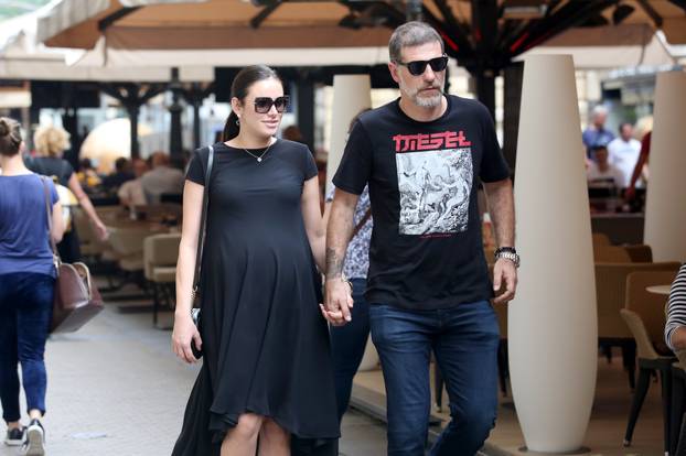 ARHIVA - 2018. Zagreb: Slaven Bilić s trudnom zaručnicom Ivanom prošetao gradom