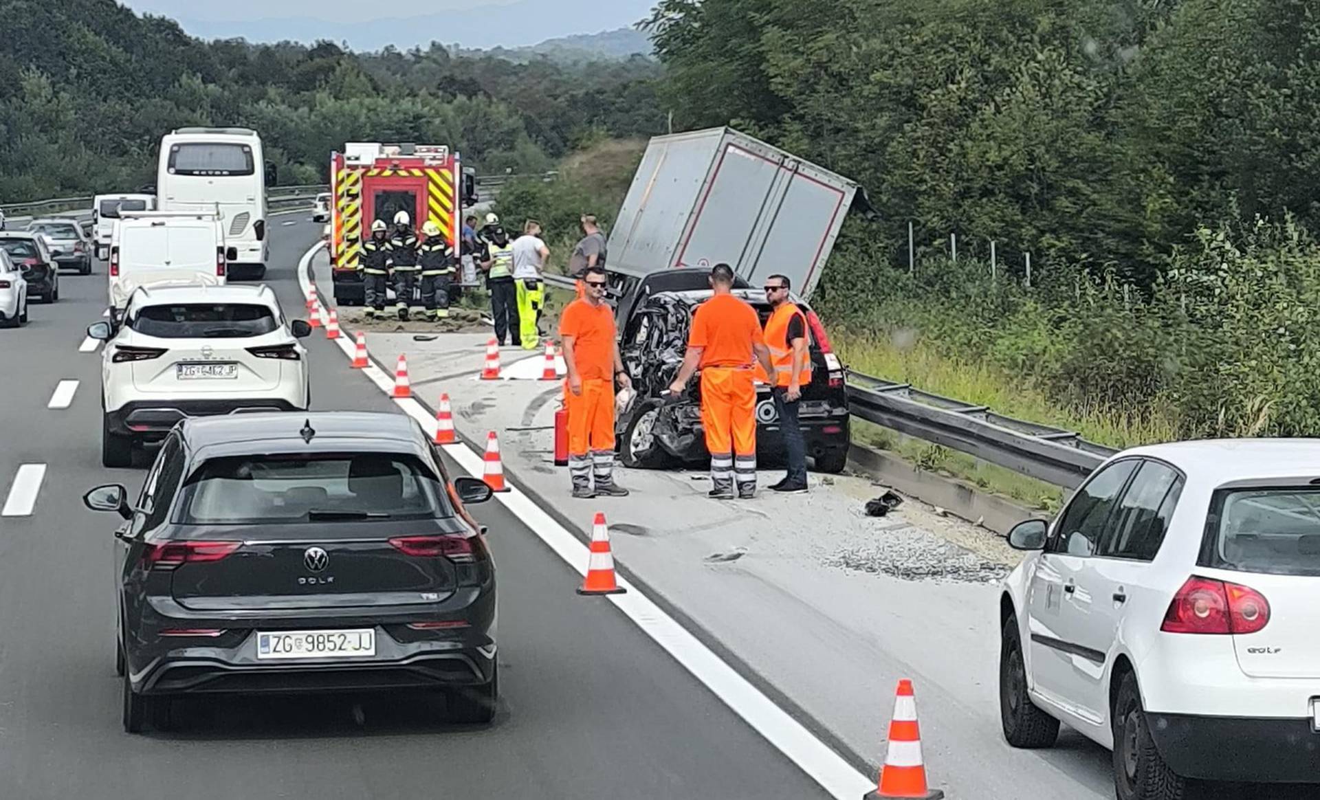 Kamionom naletio na čovjeka u zaustavnoj traci kod Ogulina, još dvoje mrtvih iznad Rijeke