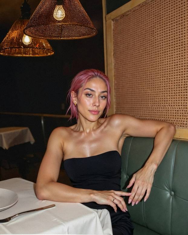 FOTO Ovaj seksi model ima milijun pratitelja, zarađuje više od svih nas - ali nije stvarna
