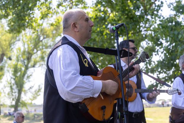 Osijek. Podjela graha na lijevoj obali Drave na Praznik rada