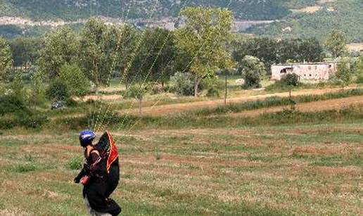 Krapina: Paraglajder (36) pao u krošnju drveta i slomio nogu