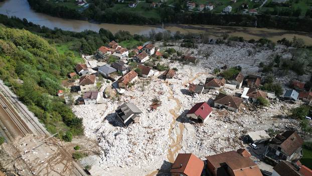 Dramatični prizori iz zraka Donje Jablanice