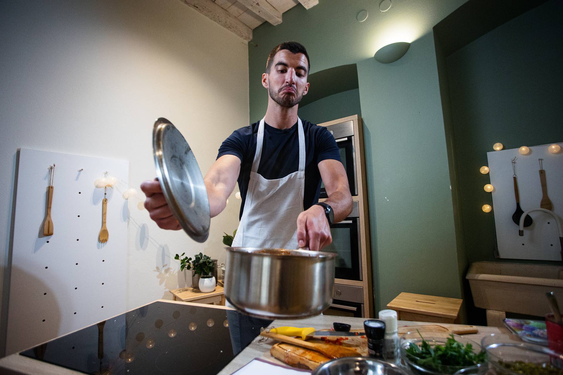 Recept za janjetinu s bižima: Pravo dalmatinsko jelo, važno je samo sitno nasjeckati meso...