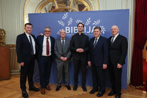 FOTO Svečano predstavljen novi osuvremenjeni prijevod Biblije: 'Na ovome su radili 20 godina'