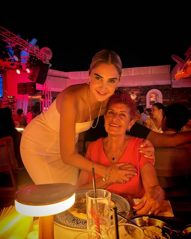 FOTO Trenerica u štiklama ruši barijere i ide u novu avanturu. Nazivaju je 'ženski Fatih Terim'