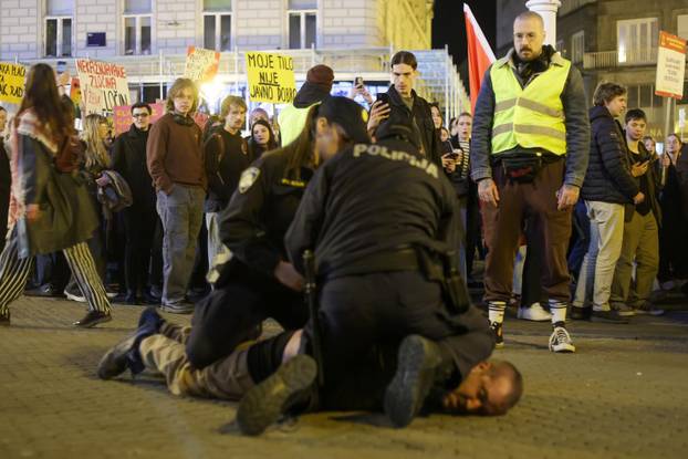 Zagreb: Policija uhitila muškarca koji je verbalno napao sudionike Noćnog marša