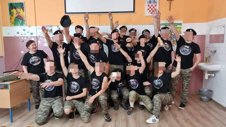 Skandal u školi u Slavoniji: Učenici dizali ruku u ustaški pozdrav, ravnatelj zgrožen