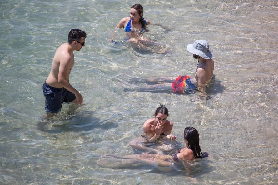 Dubrovnik: Turisti spas od vrućina potražili u moru 