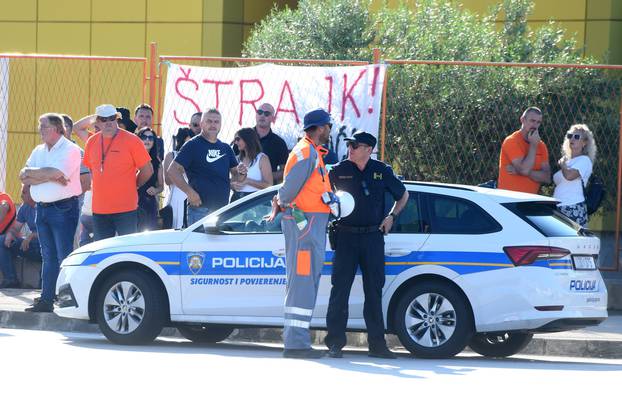 Sibenik: Radnici blokirali ulazak direktoru Robretu Miljkovicu ulaz u tvrtku Cesta Šibenik