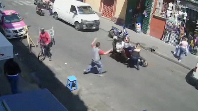 VIDEO Policajka u Meksiku se bacila na motor lopova u bijegu