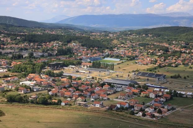 Sinj: Pogled iz zgrade na pripremu pozornice za koncert Marka Perkovića Thomspona