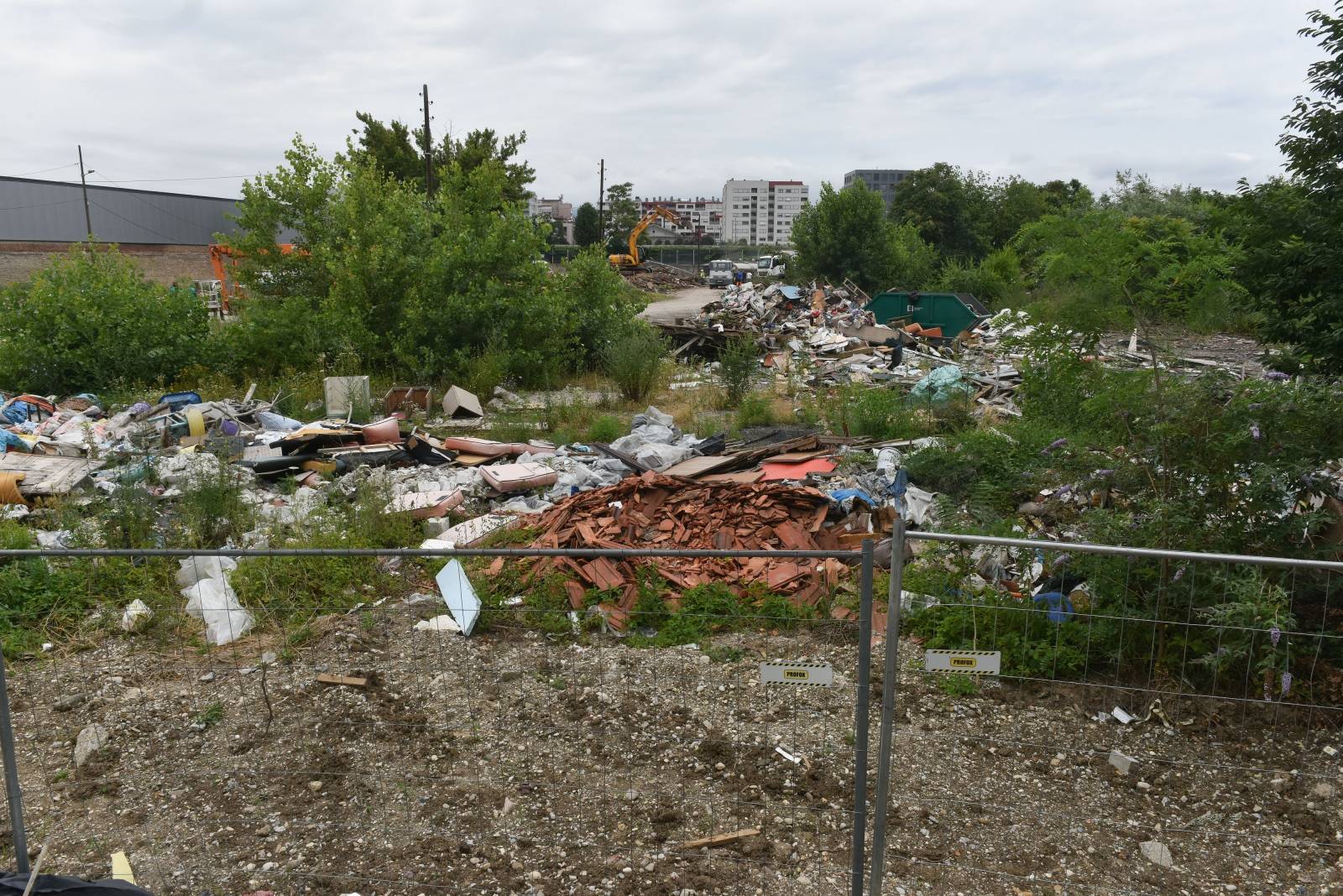 Zagreb: Nakon preseljenja Roma poÄelo ruÅ¡enje Plinarskog naselja