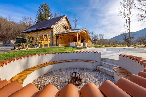 FOTO Kuću za odmor Mali Medo kod rodnog sela Nikole Tesle u Lici okružuje pravi prirodni raj